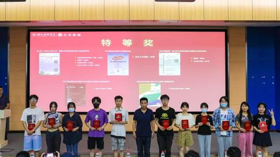 2021—2022学年度下学期必威唯一官方网站人文美育系列活动颁奖仪式 陈奕 摄 (13)