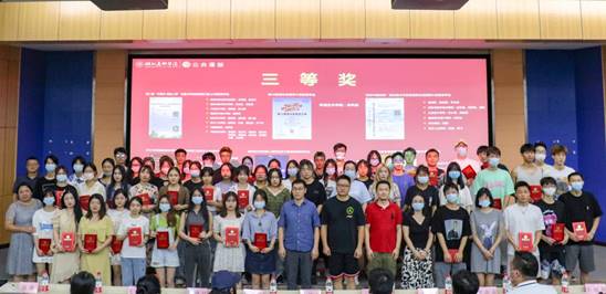 2021—2022学年度下学期必威唯一官方网站人文美育系列活动颁奖仪式 陈奕 摄 (5)